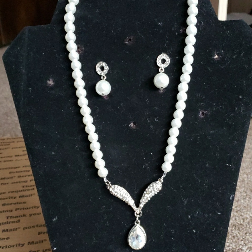 Fashion Crystal & Pearl Neckless Earing Set